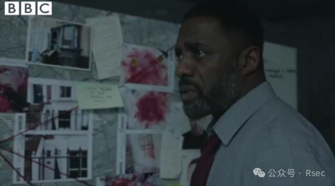 黑人男性站在信息墙前的严肃表情包