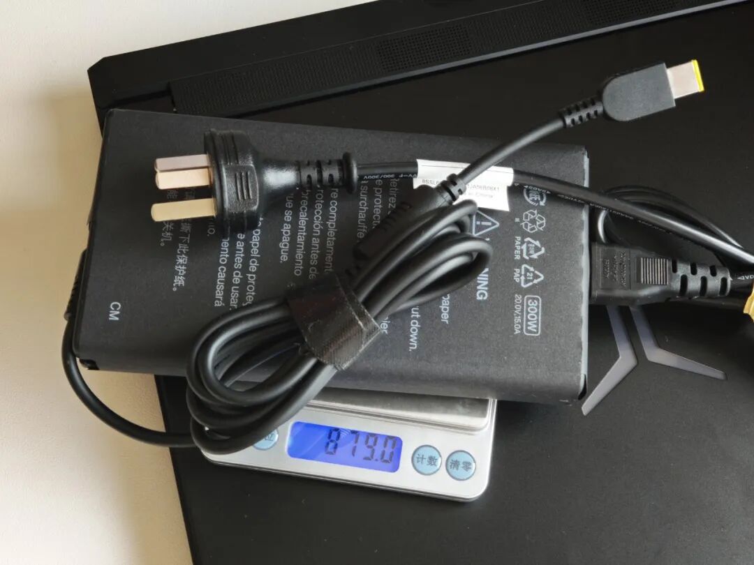 联想300W电源适配器称重图