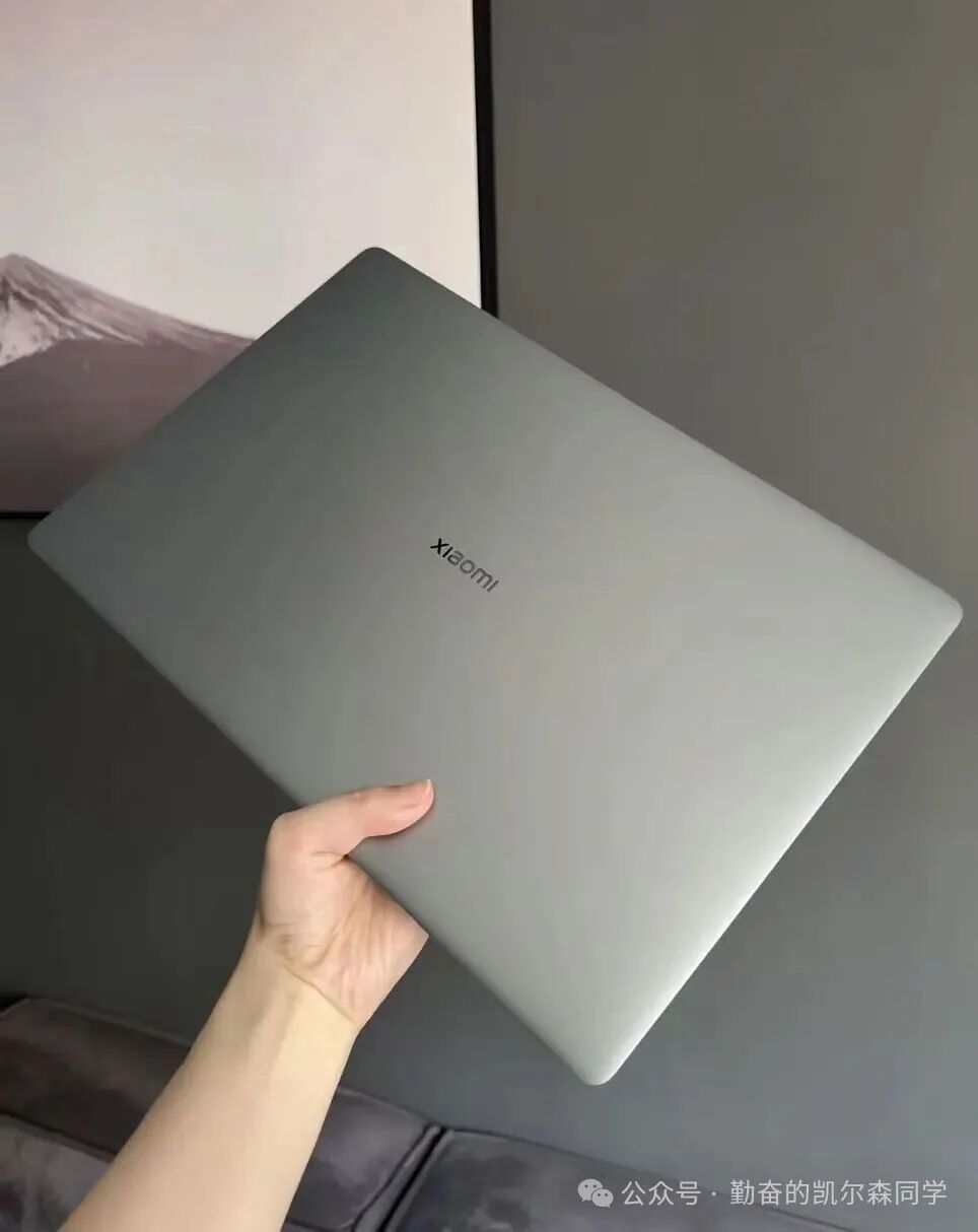 手持展示小米笔记本Pro 15
