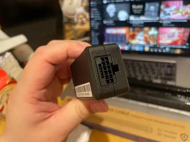 12V-2×6 转接盒的 12 针供电接口特写