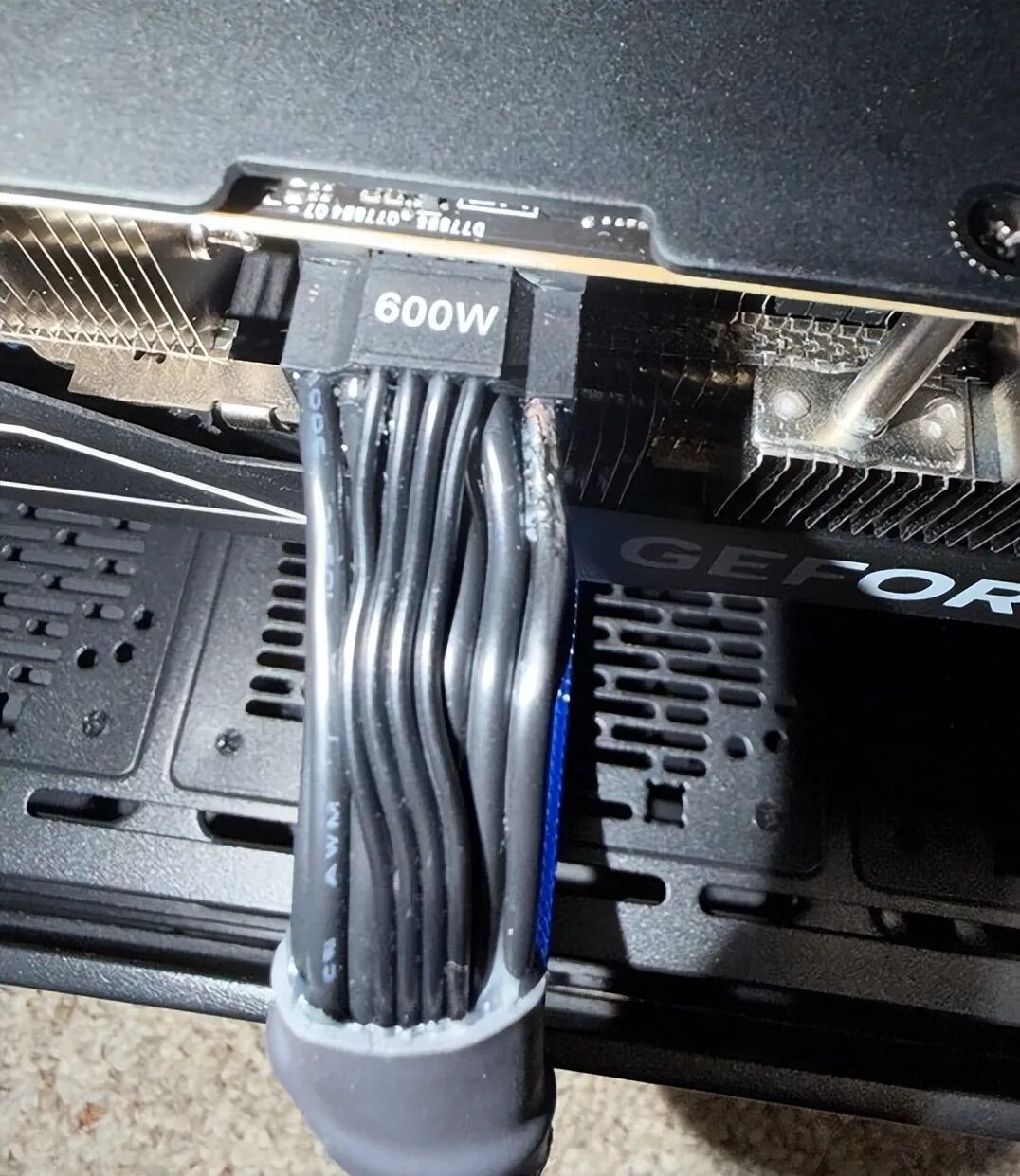 RTX 5090显卡600W供电线接口烧焦熔化
