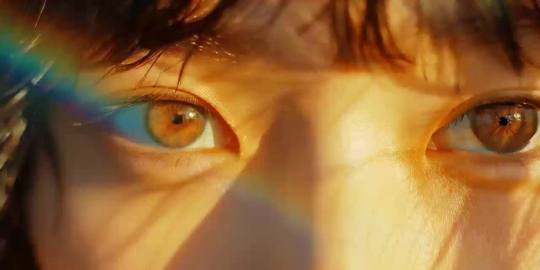 特写镜头下的人类双眼，棕黄色调瞳孔，蓝色彩虹光晕，暖金色光影交错