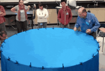 用蹦床凹陷模拟引力场扭曲的物理教学实验