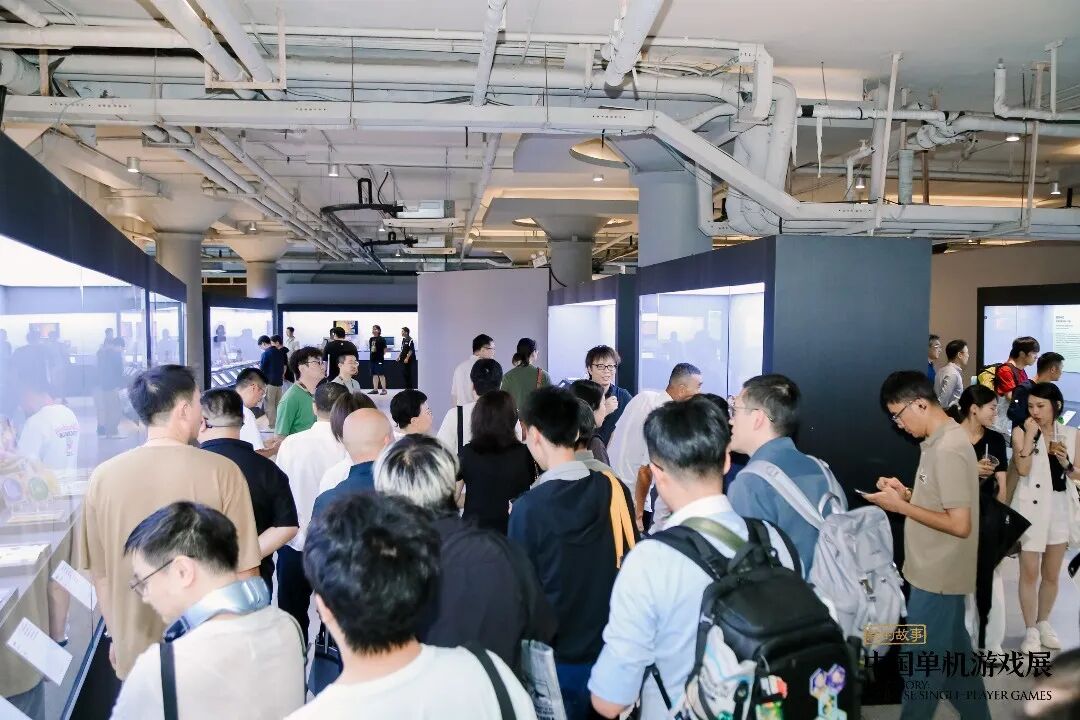 展场内络绎不绝的玩家