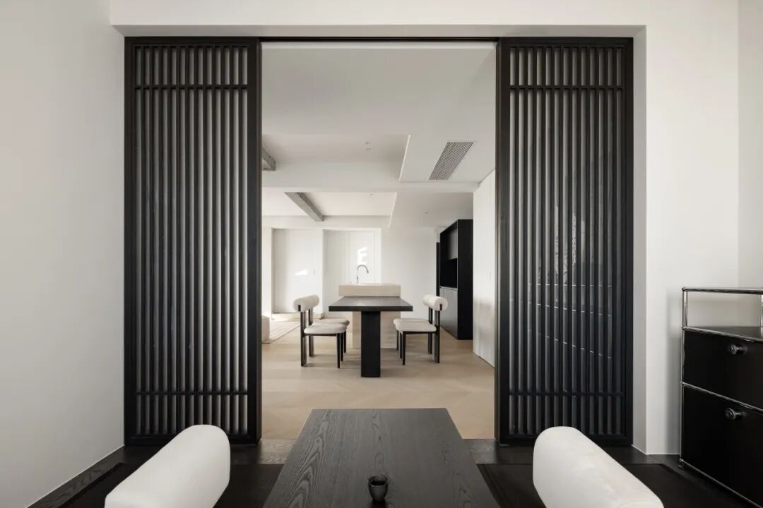 从茶室望向餐厅的视角