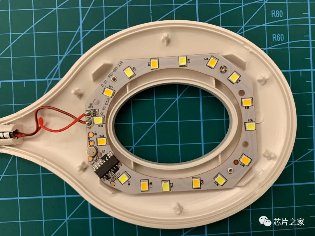 环形灯板上的 LED 灯珠与控制电路