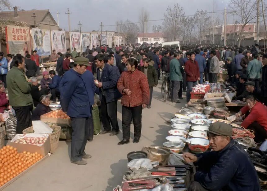 ChatGPT Images 2.0 生成 90 年代农村赶大集场景