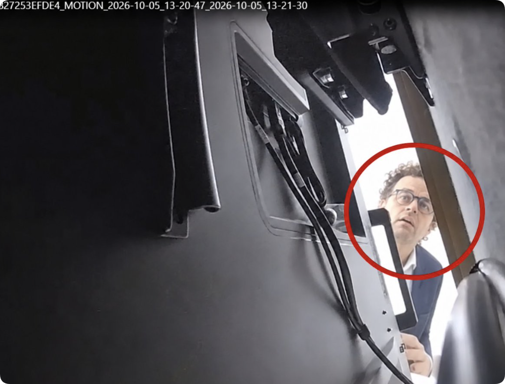 监控画面中阿尔福赞返回现场查看