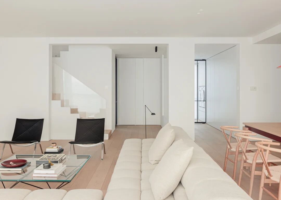 客厅沙发区与后方楼梯