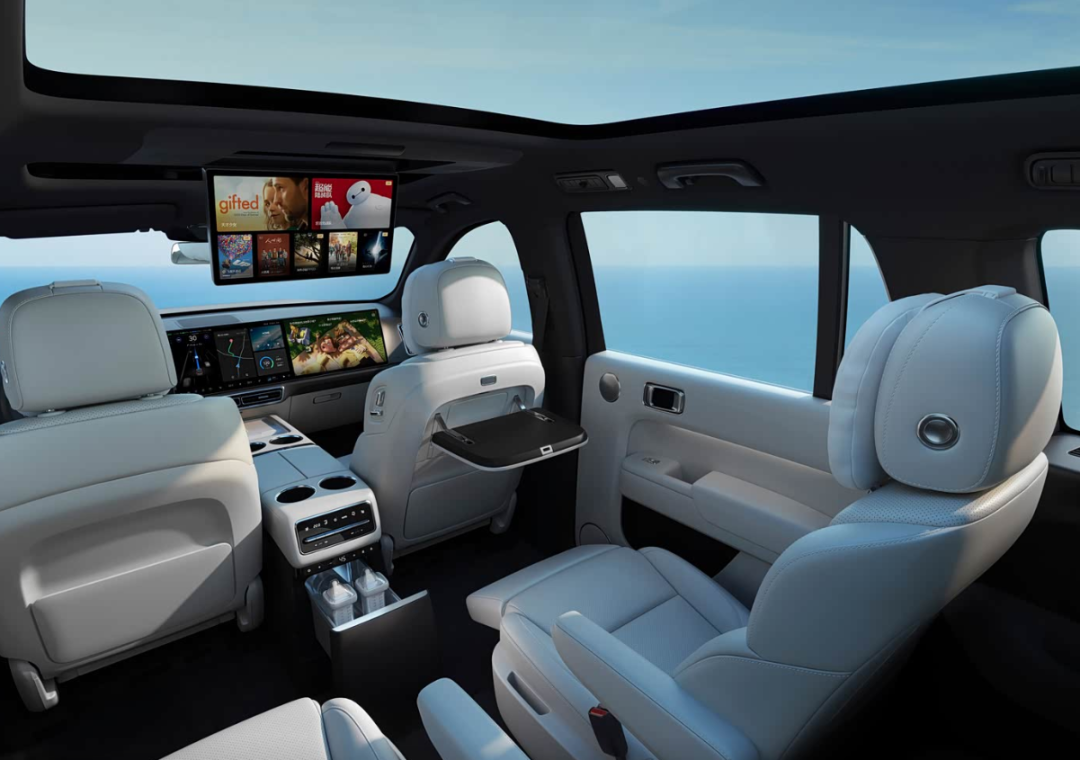 集成大屏幕与娱乐系统的豪华汽车内饰
