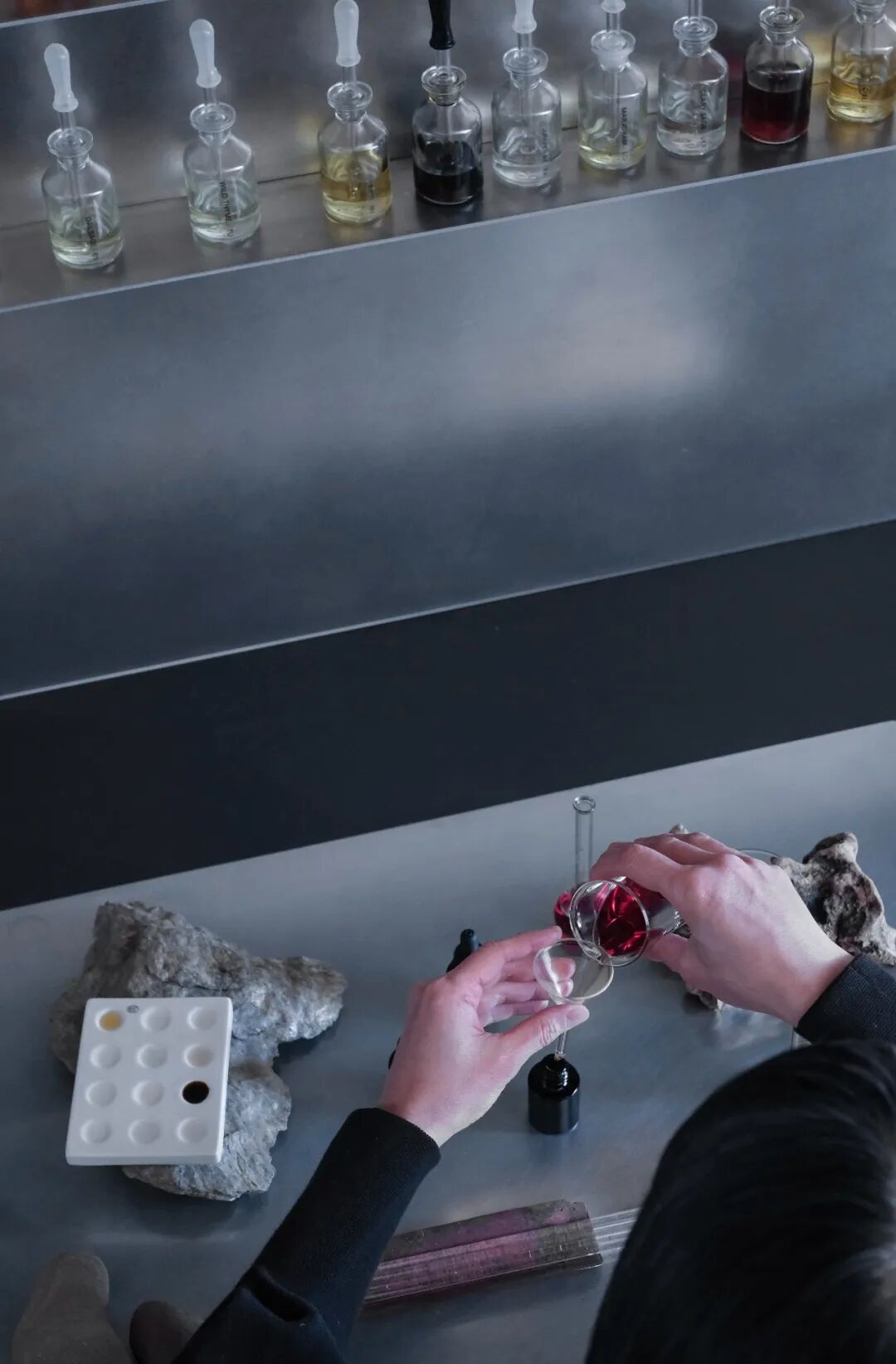 俯拍实验室滴液操作