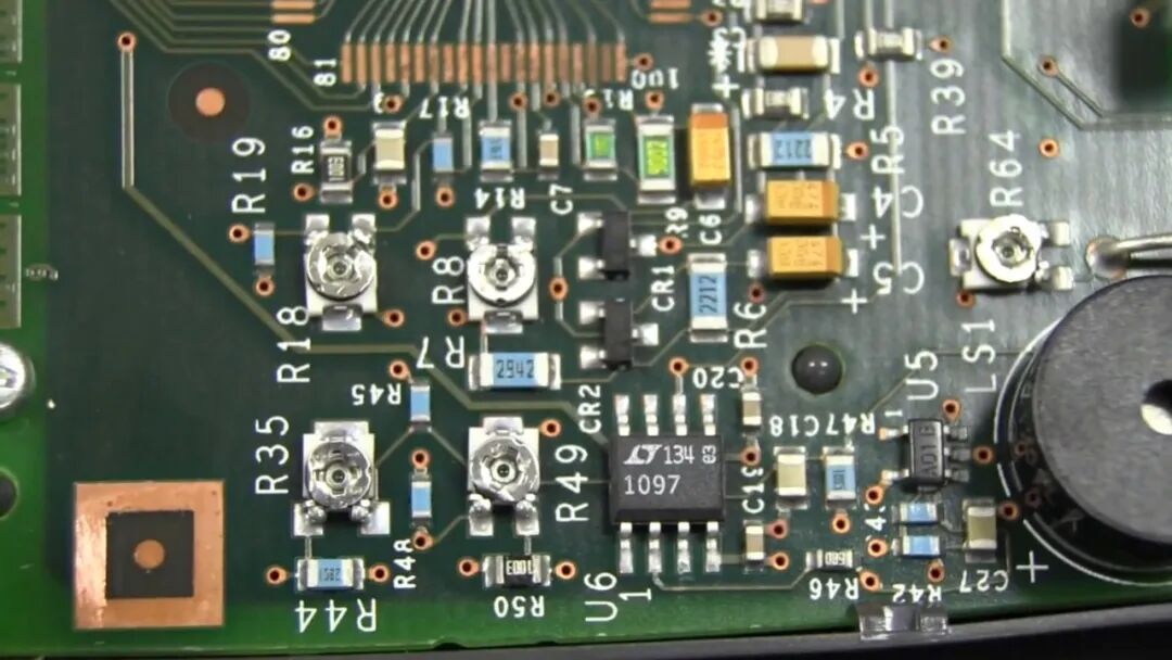 PCB 上成排的微调电位器特写,此视角可见五只,右下方为 LT1097 运放芯片