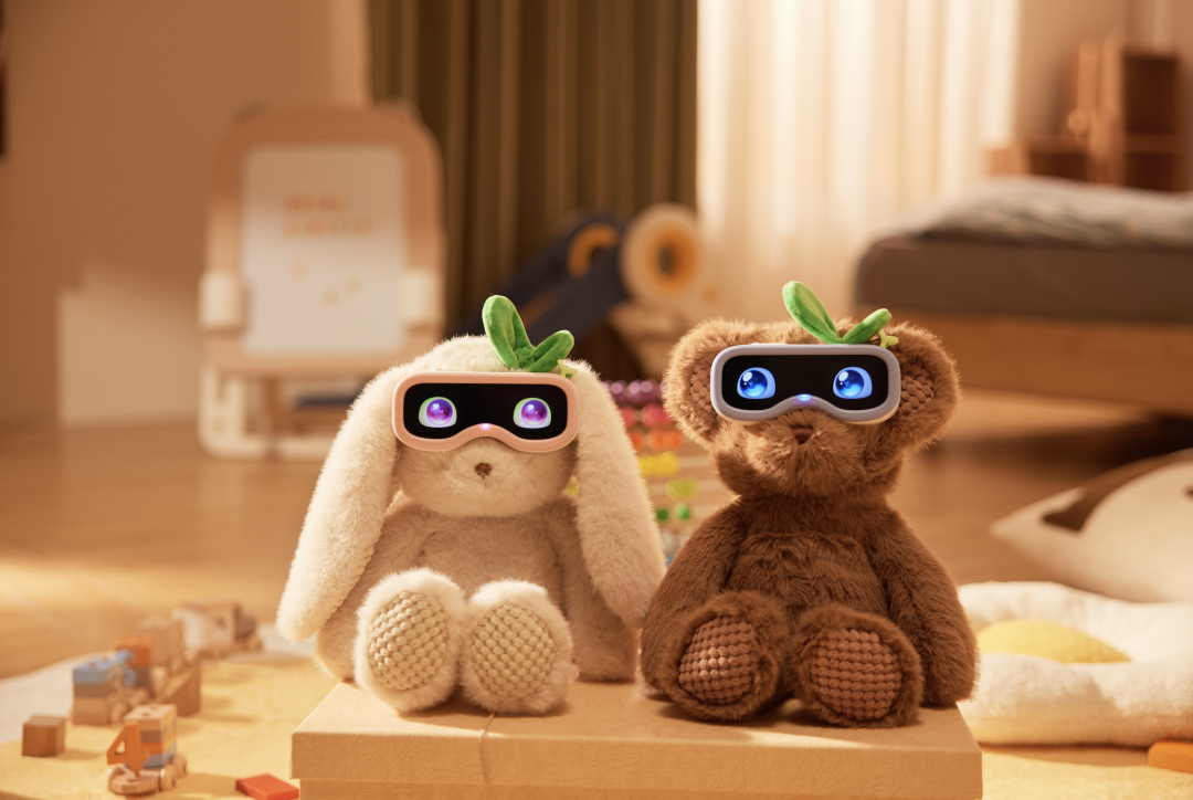 两只佩戴智能眼镜的毛绒玩具坐在积木上