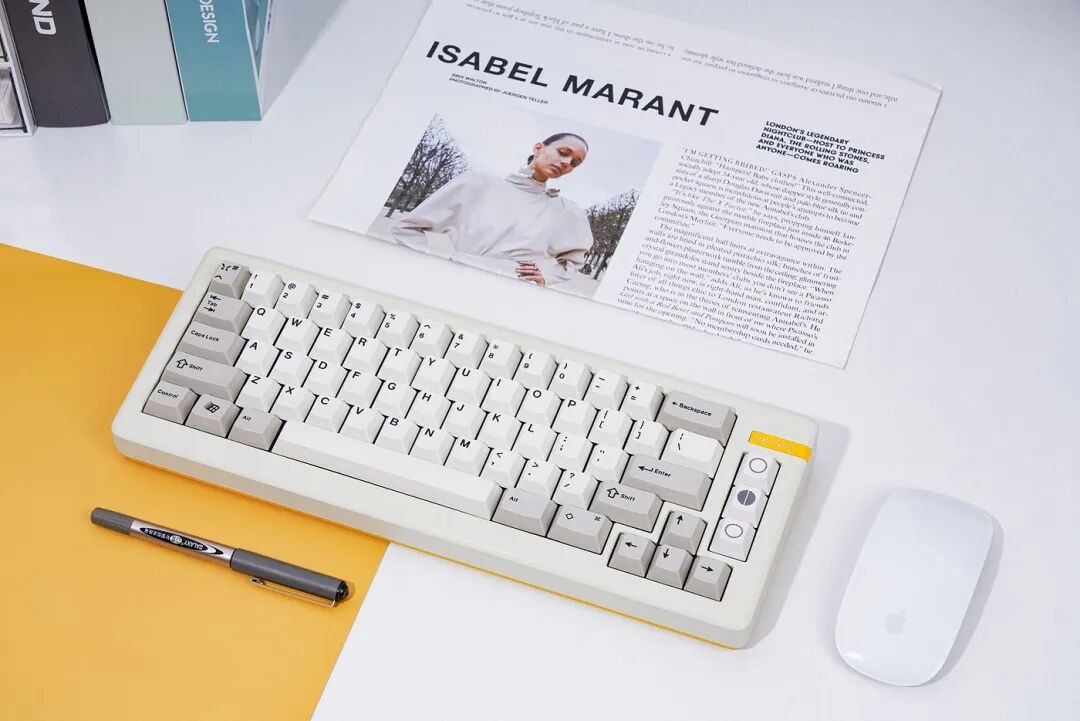 白色键盘与ISABEL MARANT报纸桌面场景