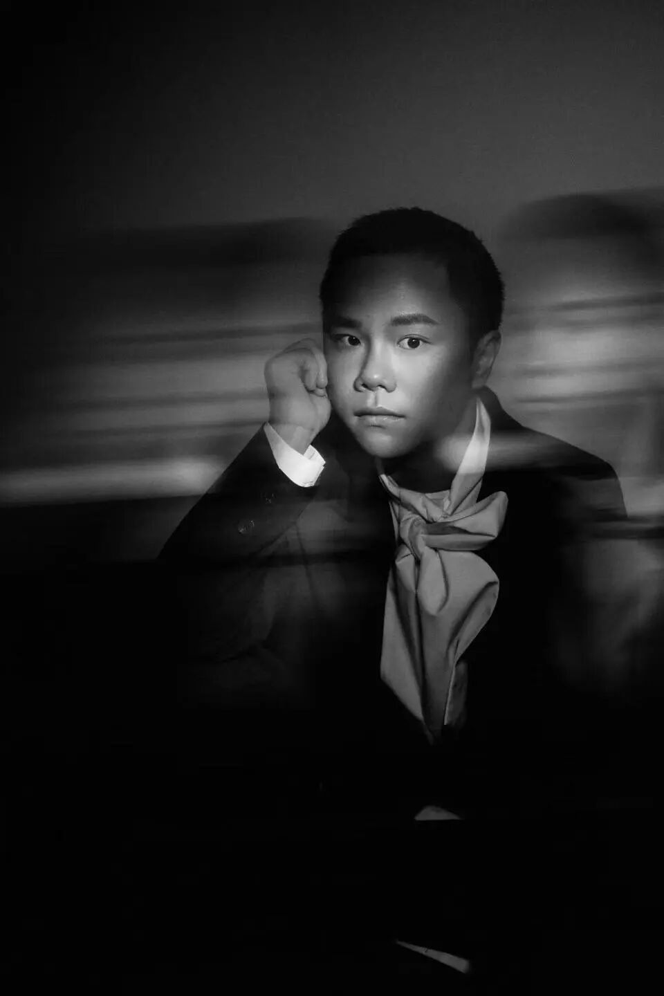 一位沉静思考的年轻男性黑白肖像