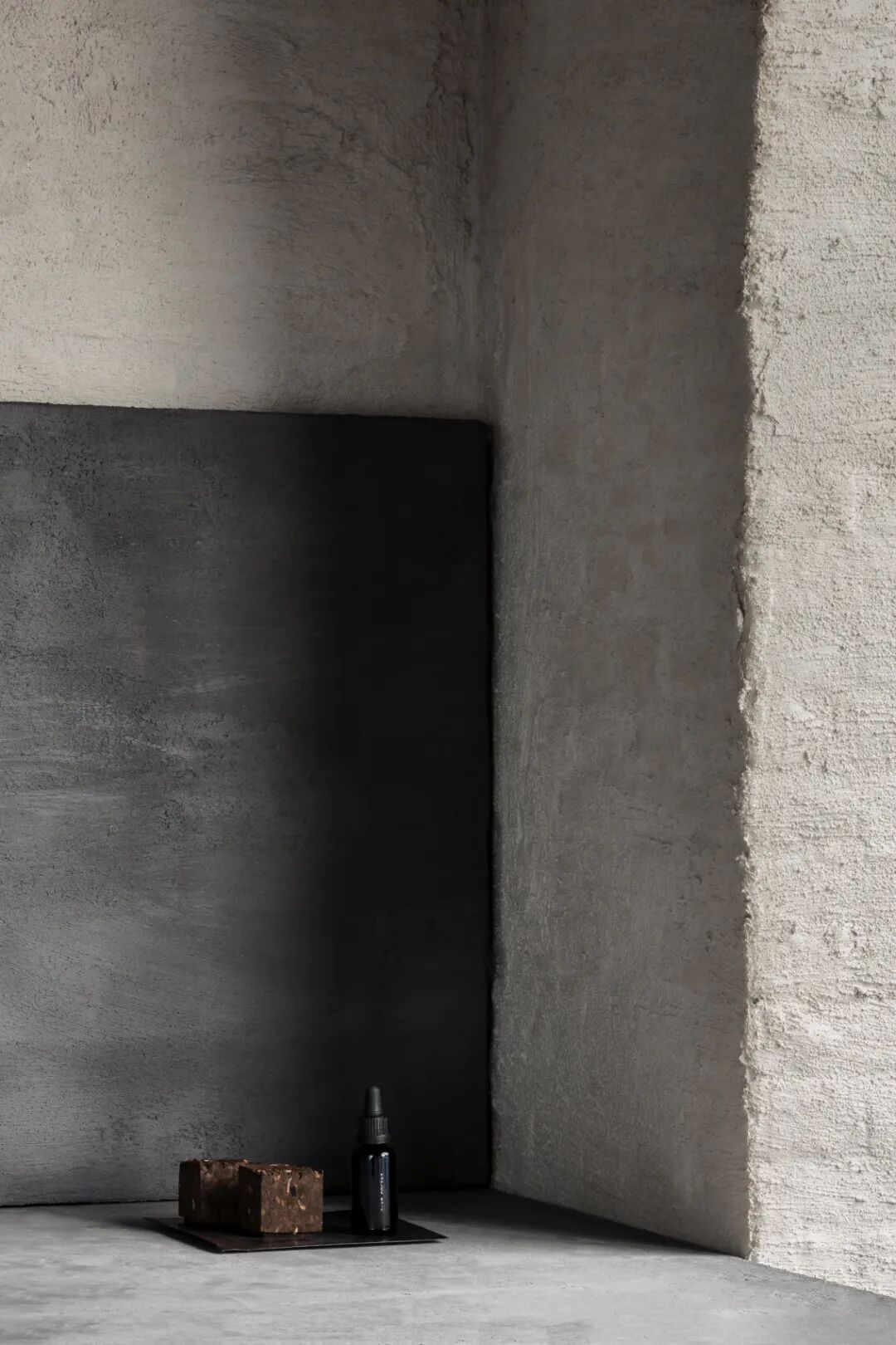 混凝土角落的香氛产品陈列