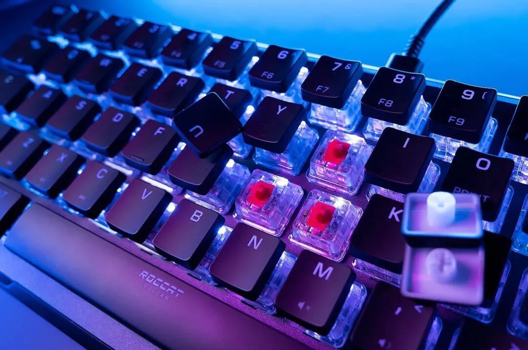 ROCCAT键盘红色轴体结构特写