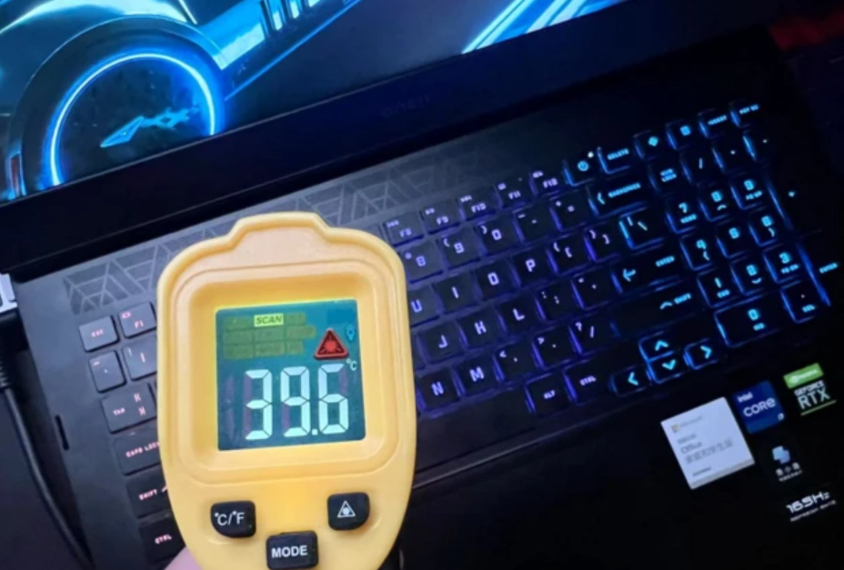 红外测温仪显示笔记本温度39.6℃