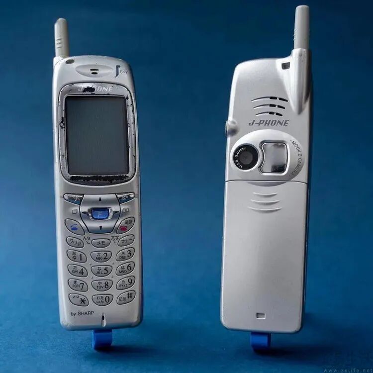 夏普J-SH04翻盖手机展示早期自拍镜设计