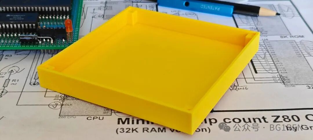 打印完成的黄色PLA底座与电路设计图