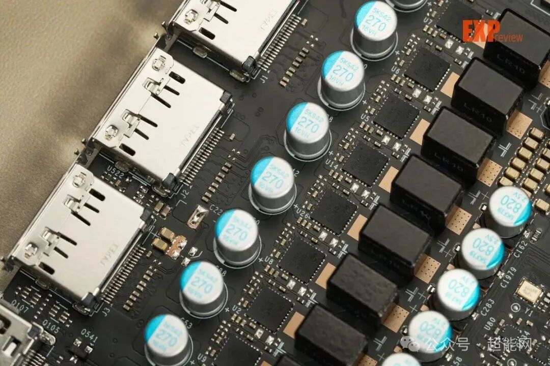 显卡PCB上MOSFET元件特写