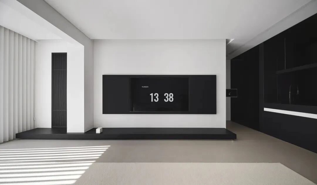 墙面黑色显示屏显示“SUNRISE”