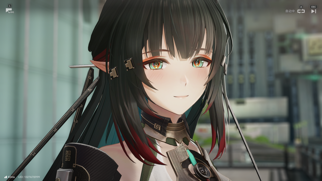 庄方宜佩戴EIK标识装备的城市背景特写