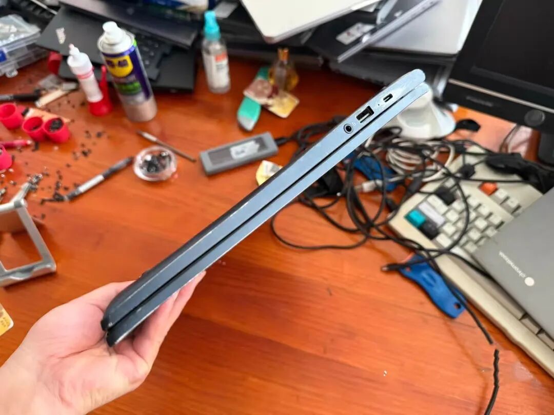 另一角度展示笔记本接口，包括USB和耳机孔