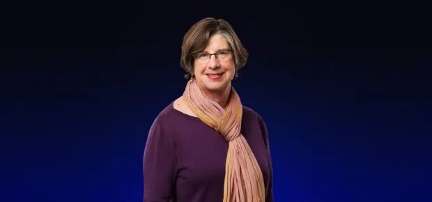 一位戴眼镜的工程师在微笑