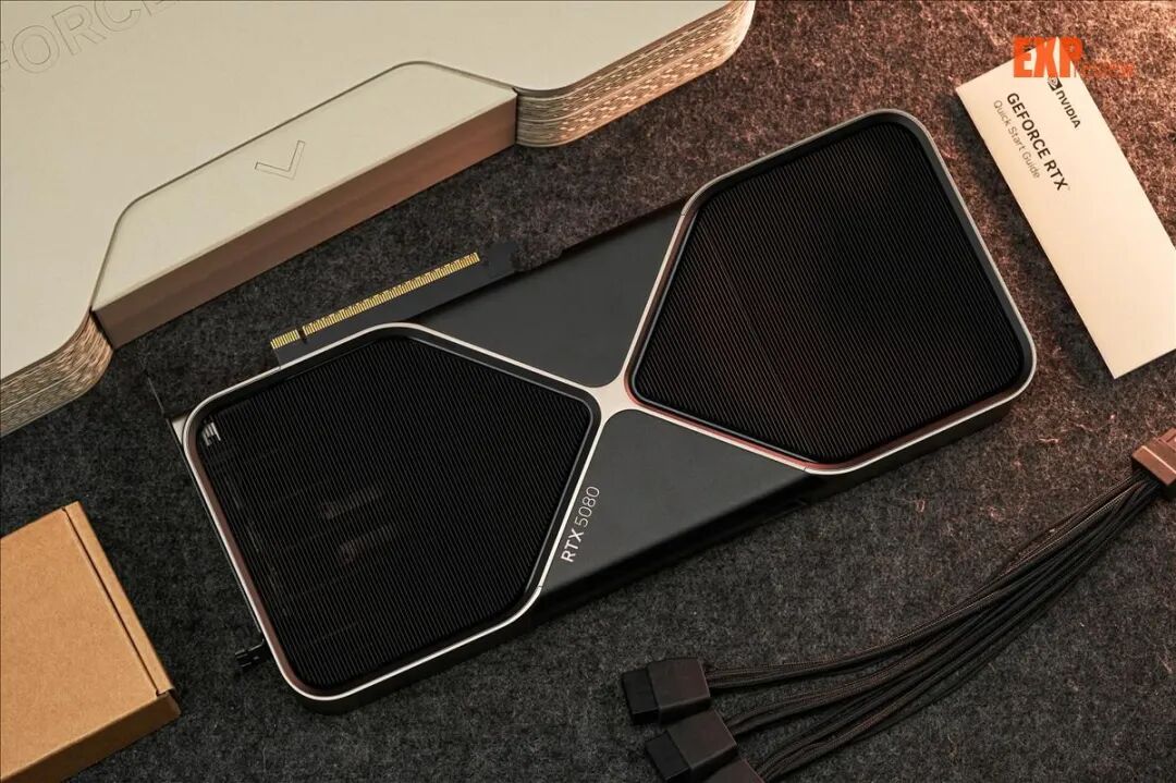 NVIDIA GeForce RTX 5090显卡开箱展示,黑色散热鳍片与银色边框设计