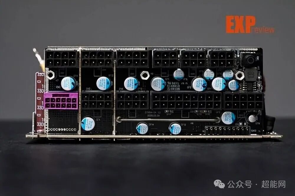 模组接口板背面与大量蓝色固态电容