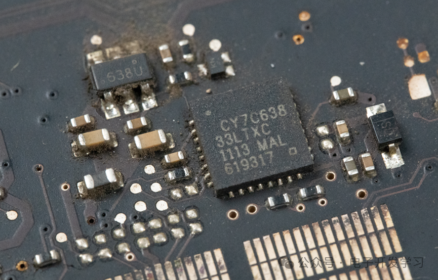 主板上的CY7C638芯片特写