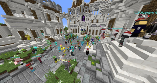 Minecraft多人服务器游戏场景,大量玩家在中世纪风格建筑群广场聚集