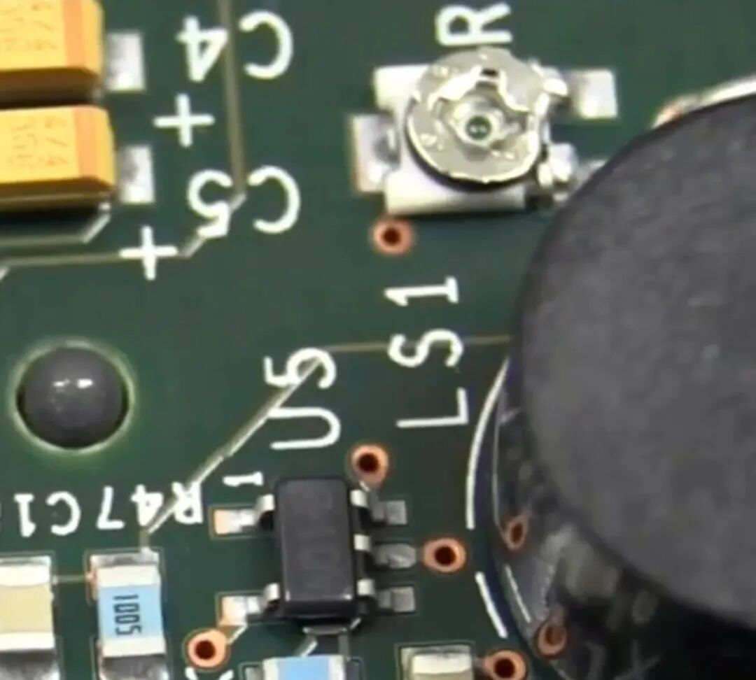 LS1 位置压电蜂鸣片特写:整片直接贴于 PCB 表面,靠电路板本身充当振膜