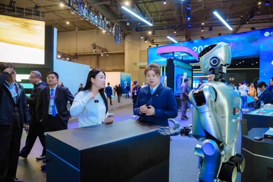 人形机器人在MWC展台与人互动