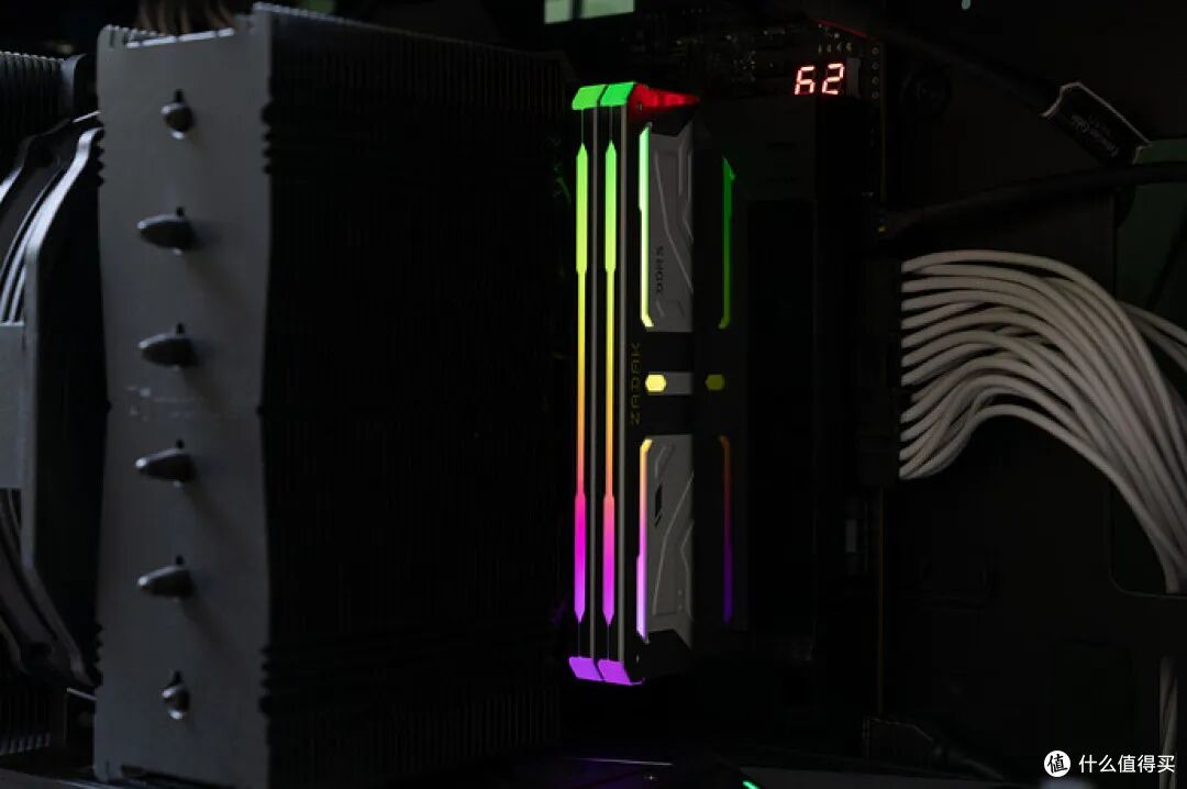 机箱内部 RGB 灯效，ZADAK 内存呈彩虹渐变光