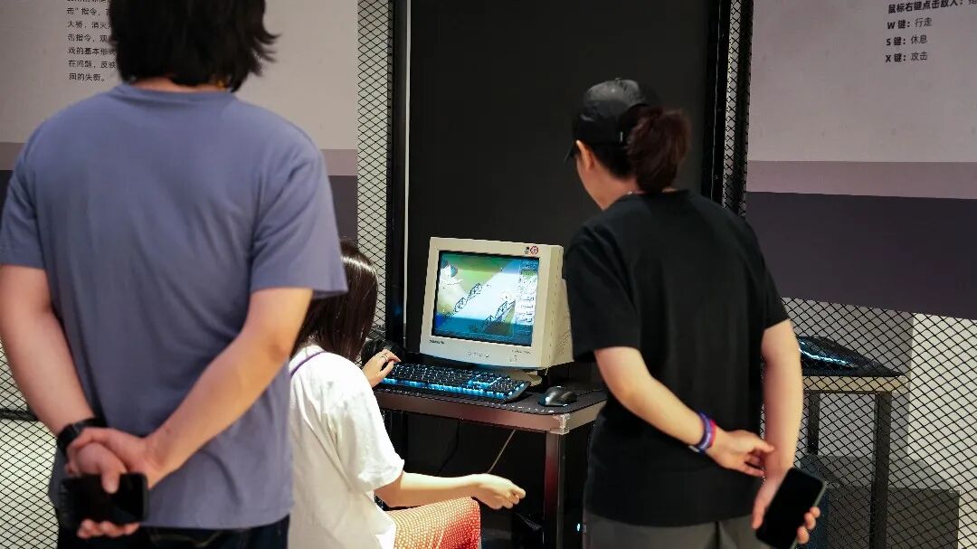 玩家在复古电脑前操作游戏