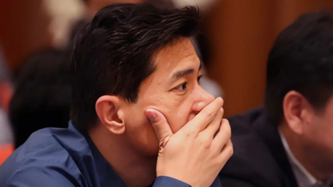 会议中思考的男士侧脸