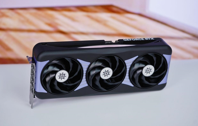 微星 GeForce RTX 显卡侧面特写