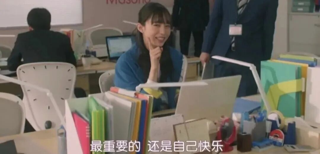 一位微笑的职场女性