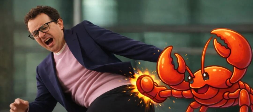 一只卡通龙虾用钳子击中一名西装男子的腰部,火花四溅,象征开源项目OpenClaw对Anthropic的冲击