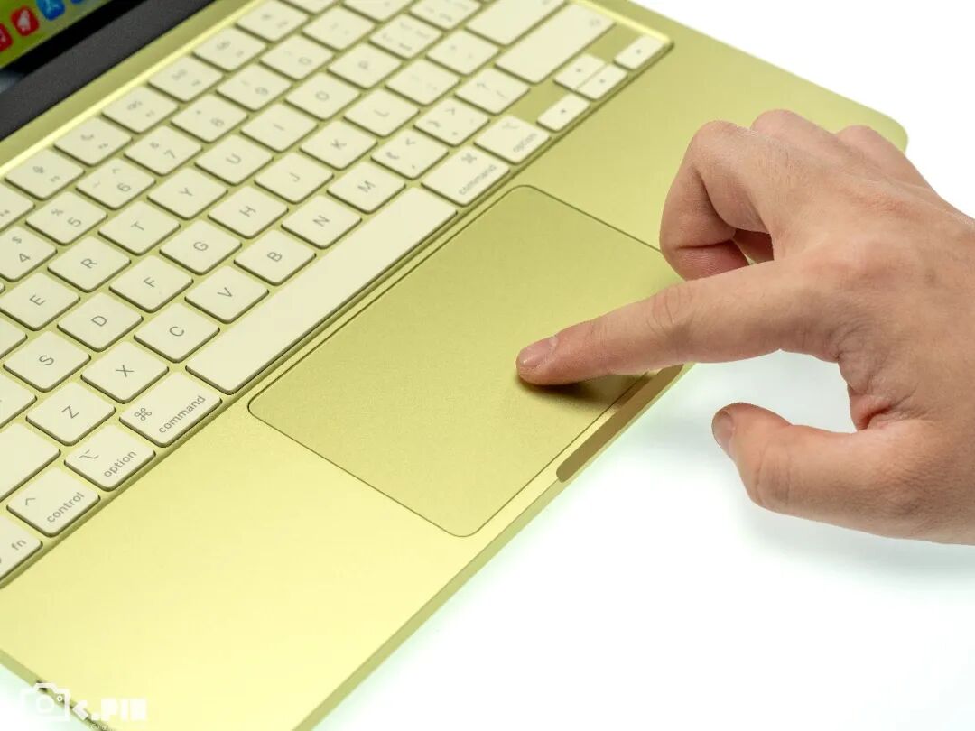 手指轻触MacBook Neo触控板特写