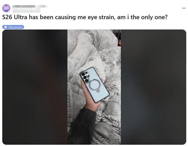 手拿S26 Ultra手机背面，背景为毛绒毯子