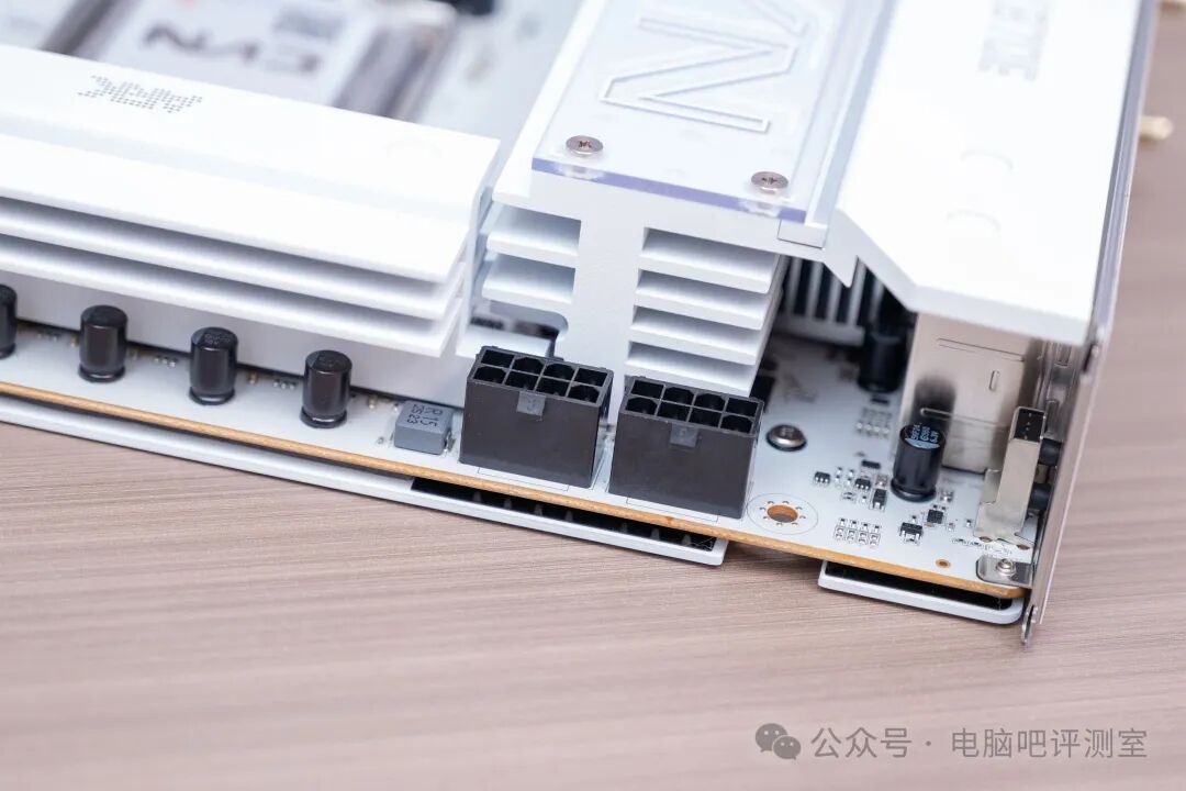 主板上的双8PIN CPU供电接口