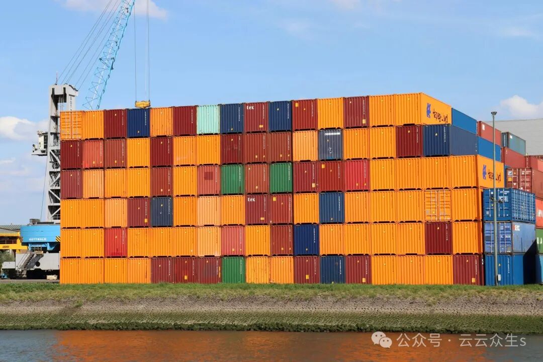 零CVE容器镜像的构建如同管理一个巨大的现代化集装箱堆场