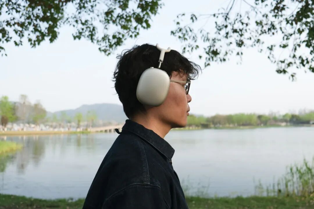 湖边佩戴AirPods Max 2
