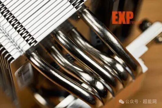 散热器热管与鳍片特写