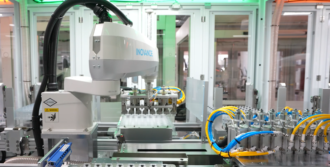 正在进行自动化生产的工业机械臂