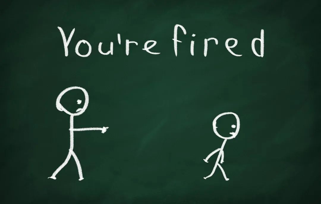 幽默梗图：黑板上写着“You're fired”