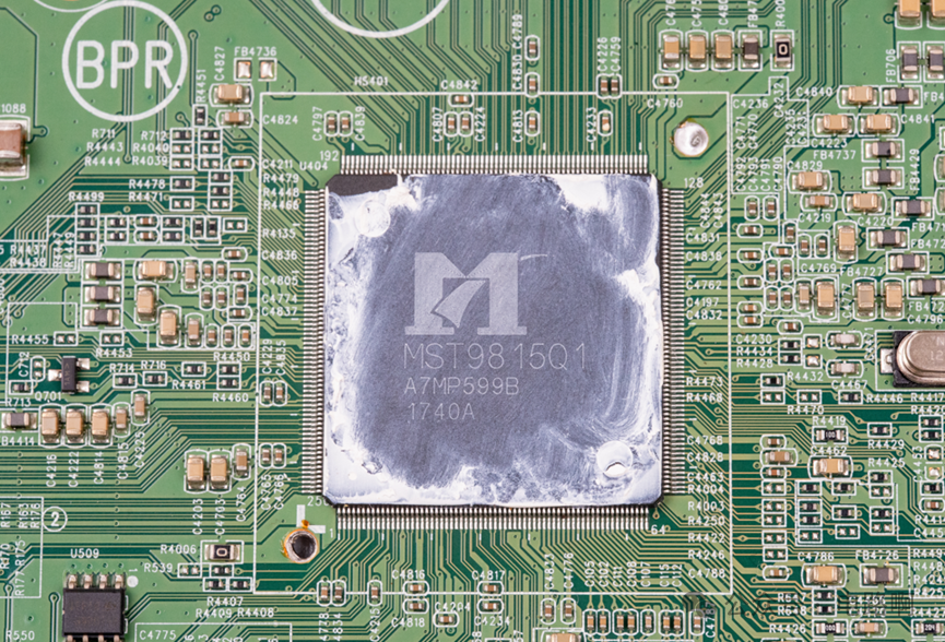 揭开散热片后的主控芯片